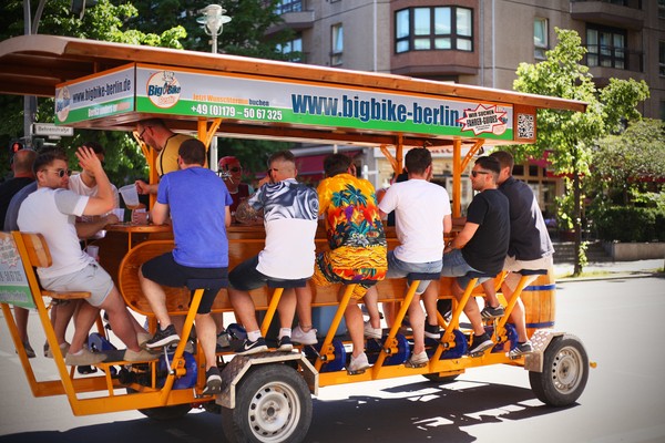 ▲▼阿姆斯特丹（Amsterdam）市中心常見「自行車酒吧」             。（圖／達志影像／美聯社）