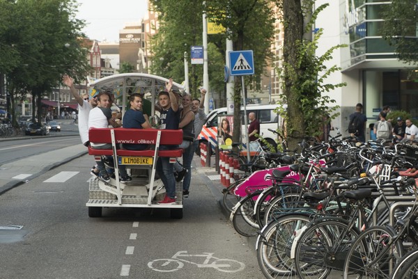 ▲▼阿姆斯特丹（Amsterdam）市中心常見「自行車酒吧」 。（圖／達志影像／美聯社）