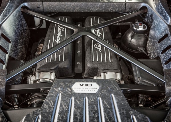 大小牛銷售破紀錄也沒用　藍寶堅尼宣布將棄守V10引擎規格（圖／Lamborghini）