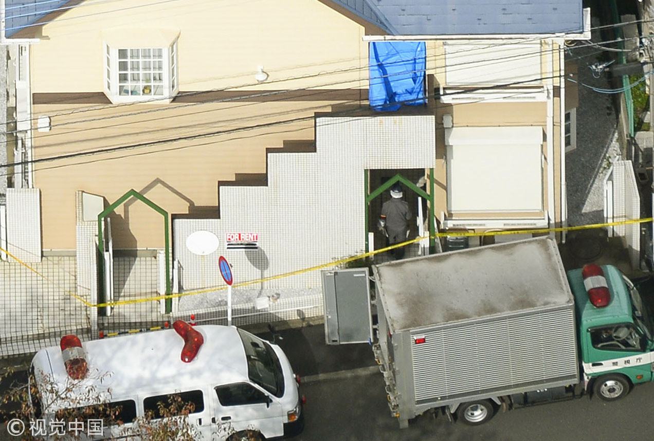 日本神奈川縣27歲男子白石隆浩涉嫌殺害9人，他被移送時低頭遮臉。（圖／CFP）