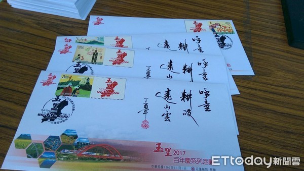 慶祝玉里鎮地名更名一百年，鎮公所舉辦「玉里百年慶」系列活動，安排二場次炸寒單民俗活動，花蓮郵局也在玉里火車站設臨時郵局，現場提供局贈封及個人化郵票服務。（圖／玉里鎮公所提供）