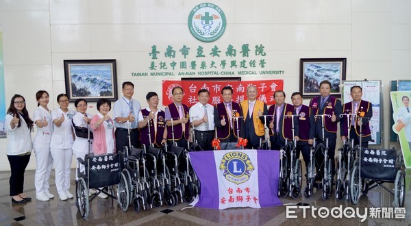 ▲台南市安南獅子會捐贈20台輪椅予台南市立安南醫院。（圖／安南醫院提供）