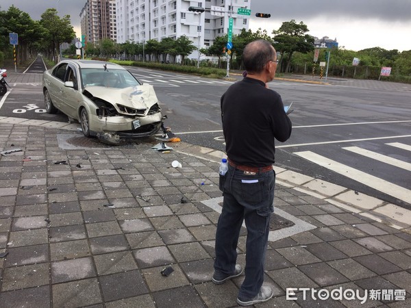 ▲▼轎車與廂型車橫越路口時發生擦撞。（圖／記者陳豐德翻攝）