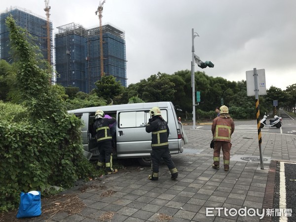 ▲▼轎車與廂型車橫越路口時發生擦撞。（圖／記者陳豐德翻攝）