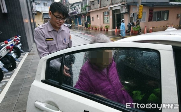 ▲員警透過愛心手鍊，協助迷途婦人順利回家。（圖／記者林煒傑翻攝）