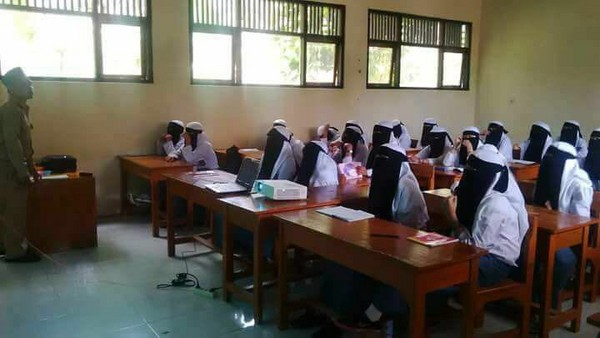 ▲▼印尼私校規定女生上課戴黑面紗             。（圖／翻攝自FACEBOOK／Acha Wahyudi）