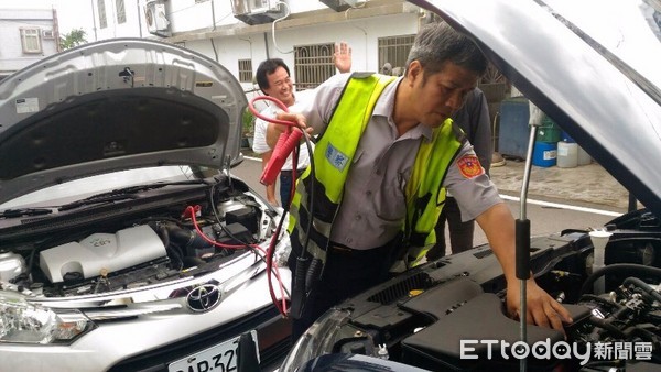 成功警分局都蘭派出所警員張哲源、王正義接獲民眾報案車輛拋錨，經前往關心發現是電瓶沒電，員警立即協助接電排除障礙。（圖／台東縣警察局提供）