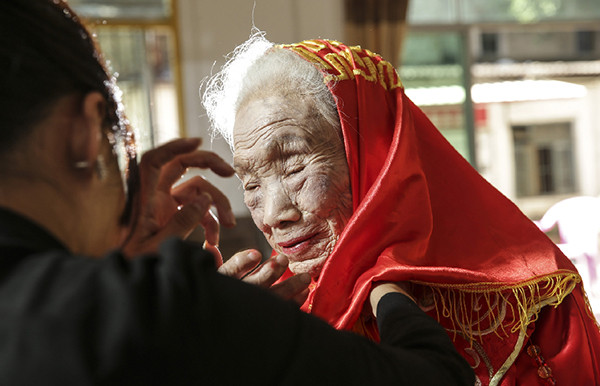 福建省泉州市豐澤區一名高齡96歲的魏阿婆和75歲兒子拍婚紗照，背後的原因很感人，因為她結婚沒拍照，老伴過世得早；兒子為了幫媽媽圓夢，決定假扮成父親的樣子，陪母親拍一次婚紗照。（圖／翻攝《澎湃新聞》）