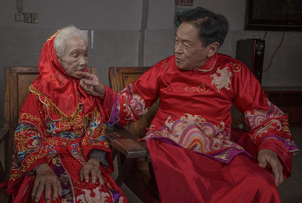 福建省泉州市豐澤區一名高齡96歲的魏阿婆和75歲兒子拍婚紗照，背後的原因很感人，因為她結婚沒拍照，老伴過世得早；兒子為了幫媽媽圓夢，決定假扮成父親的樣子，陪母親拍一次婚紗照。（圖／翻攝《澎湃新聞》）