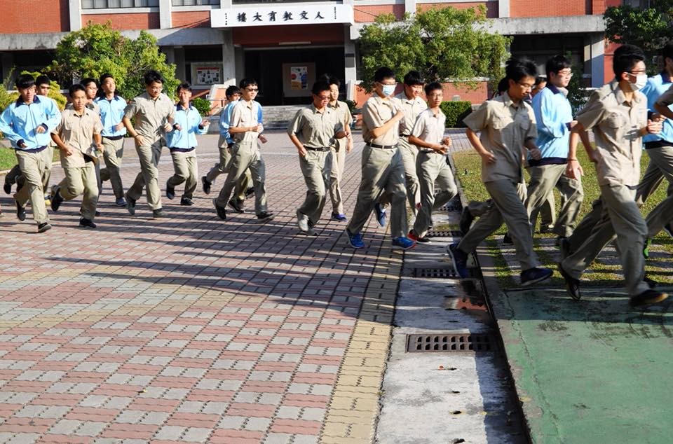 台南一中學生升級時跑步進場。（圖／翻攝台南一中臉書粉專）