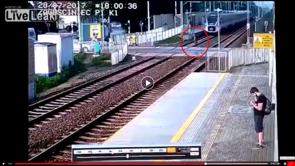 ▲▼女子跑過平交道　遭火車撞飛數十公尺。（圖／翻攝liveleak）