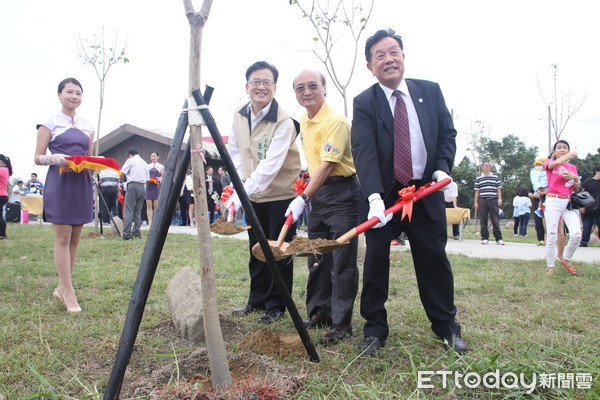 ▲中華醫大董事長徐國潤、國際扶輪社3470地區總監蔡正得、台南市政府副秘書長李賢衞（右起）合力種下風鈴木。（圖／華醫大提供）