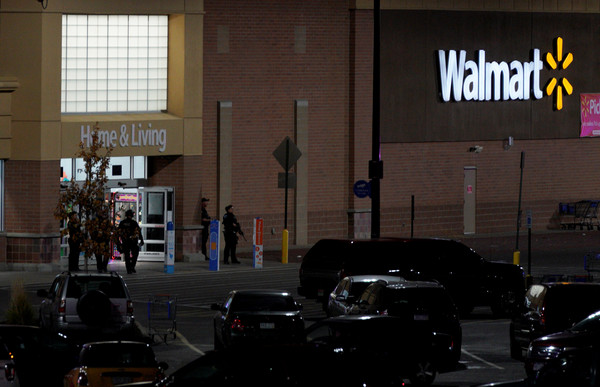 美國丹佛郊區一間沃瑪爾超市(Walmart)1日晚間槍擊案，造成3人死亡。（圖／路透社）