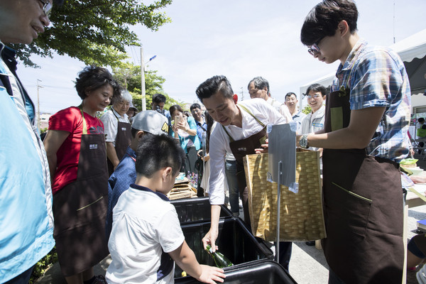 ▲「回收生活節」持指定資源回收物及數量，即可兌換購物折抵現金之回收獎勵券。