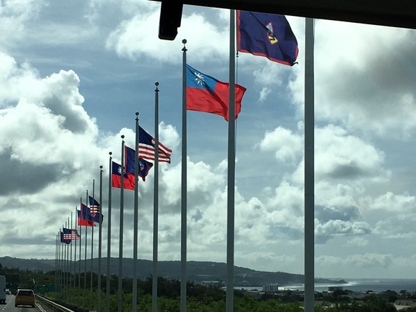 ▲▼關島機場外有中華民國國旗飄揚。（圖／採訪團提供）