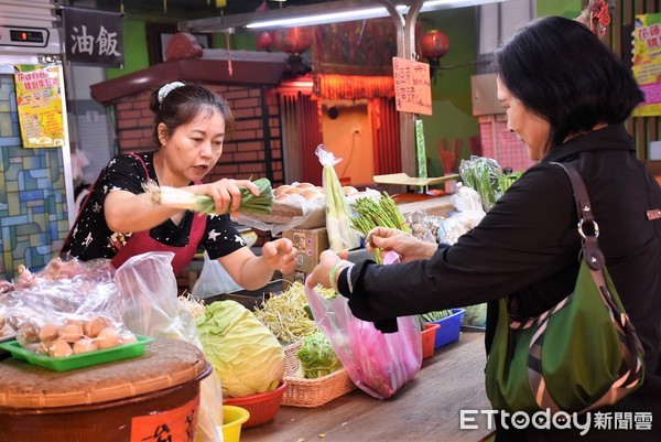 花蓮市公所為促進傳統市場商機，以購物集點換摸彩券的方式來吸引消費者青睞，活動推出至今，消費合計初估有620萬元。（圖／花蓮市公所提供）