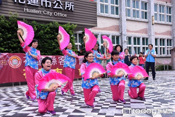 花蓮市長魏嘉賢授旗給花蓮市客屬分會，希望他們參加在玉里鎮舉辦的客家嘉年華，代表花蓮市與各鄉鎮市觀摩交流，展現客家多元特色。（圖／花蓮市公所提供）