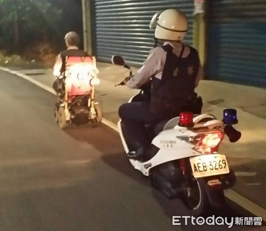 ▲▼員警深夜護送行動不便騎乘電動車的老先生下山。（圖／記者陳豐德攝）