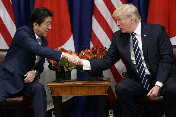 ▲▼川普愛握手，日本首相安倍晉三很不習慣。（圖／達志影像／美聯社）