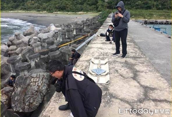 台東縣金樽漁港綠燈塔消波塊區發現一具無名屍，現場拉設封鎖線，並由台東縣警察局鑑識科及成功分局偵查隊完成生物跡證採證調查中。（圖／第一三岸巡總隊提供）