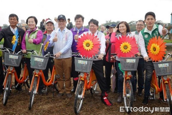 ▲鄭文燦率領地方人士騎鐵馬賞花趣。（圖／桃園市政府提供）