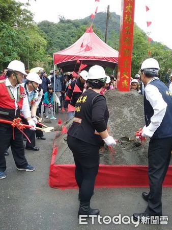 台東縣長濱鄉南北溪大橋重建工程，由台東縣政府陳明仁秘書長等人舉行動土典禮，工期為330日曆天，預計在107年10月完工通車。（圖／台東縣政府提供）