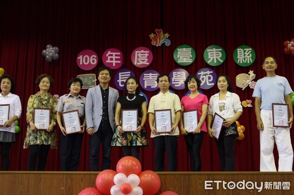 台東縣長青學苑成果發表會在寶桑國小大禮堂舉辦，由縣府社會處長曹劍秋主持，參與的學員及課程老師共計超過600人。（圖／台東縣政府提供）