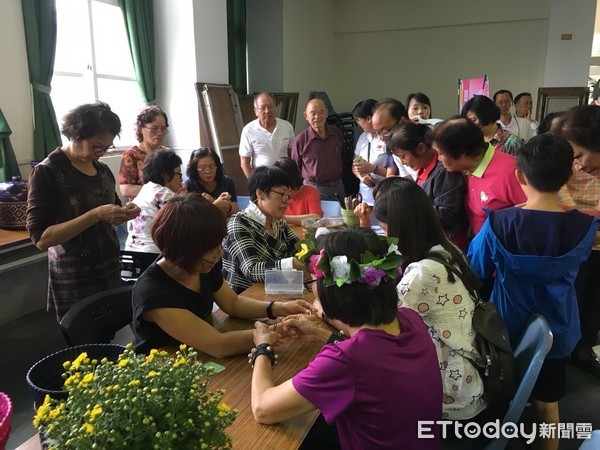 台東縣長青學苑成果發表會在寶桑國小大禮堂舉辦，由縣府社會處長曹劍秋主持，參與的學員及課程老師共計超過600人。（圖／台東縣政府提供）