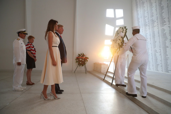 ▲川普夫婦出席獻花儀式，看著2名水兵將花圈敬獻在刻有陣亡官兵姓名的白色大理石牆前。（圖／達志影像／美聯社）