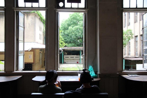 坐在窗边的位置，可以看见学校内的空地。