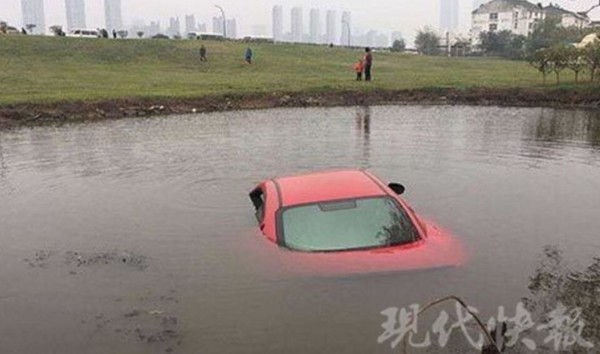 ▲▼南京一名女駕駛開著瑪莎拉蒂卻失神滑手機，不慎將車開入水塘。（圖／翻攝自現代快報）