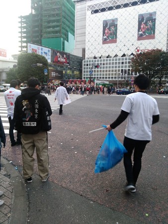 ▲▼東京澀谷萬聖節遊街結束，地上滿是垃圾。（圖／翻攝自こし推特）