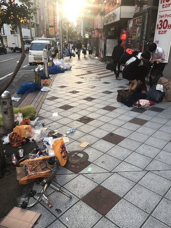 ▲▼東京澀谷萬聖節遊街結束，地上滿是垃圾。（圖／翻攝自アフロマンス推特）