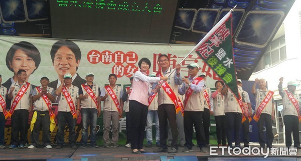 ▲台南市長參選人陳亭妃，5日成立鹽水後援會，親自授旗後援會長李英哲。（圖／陳亭妃提供）