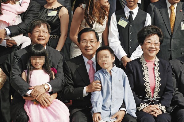 慶富集團的藍綠政商關係良好，總裁陳慶男還多次陪前總統陳水扁出訪友邦。