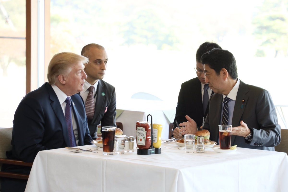 ▲日本首相安倍晉三與美國總統川普享用漢堡。（圖／翻攝自安倍晉三推特）