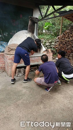 台東縣鹿野鄉的永安村假永安國小辦理106年度村校聯運，台東專科學校食品科四年級的學生大展專業身手，為全村近300人料理午餐。（圖／永安國小提供)