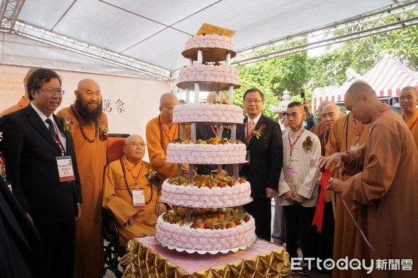 ▲圓光寺100週年紀念慶典，吳伯雄、吳志揚父子以及市長鄭文燦、議長邱奕勝，難得相聚圓光寺盛典。（圖／記者楊淑媛攝）