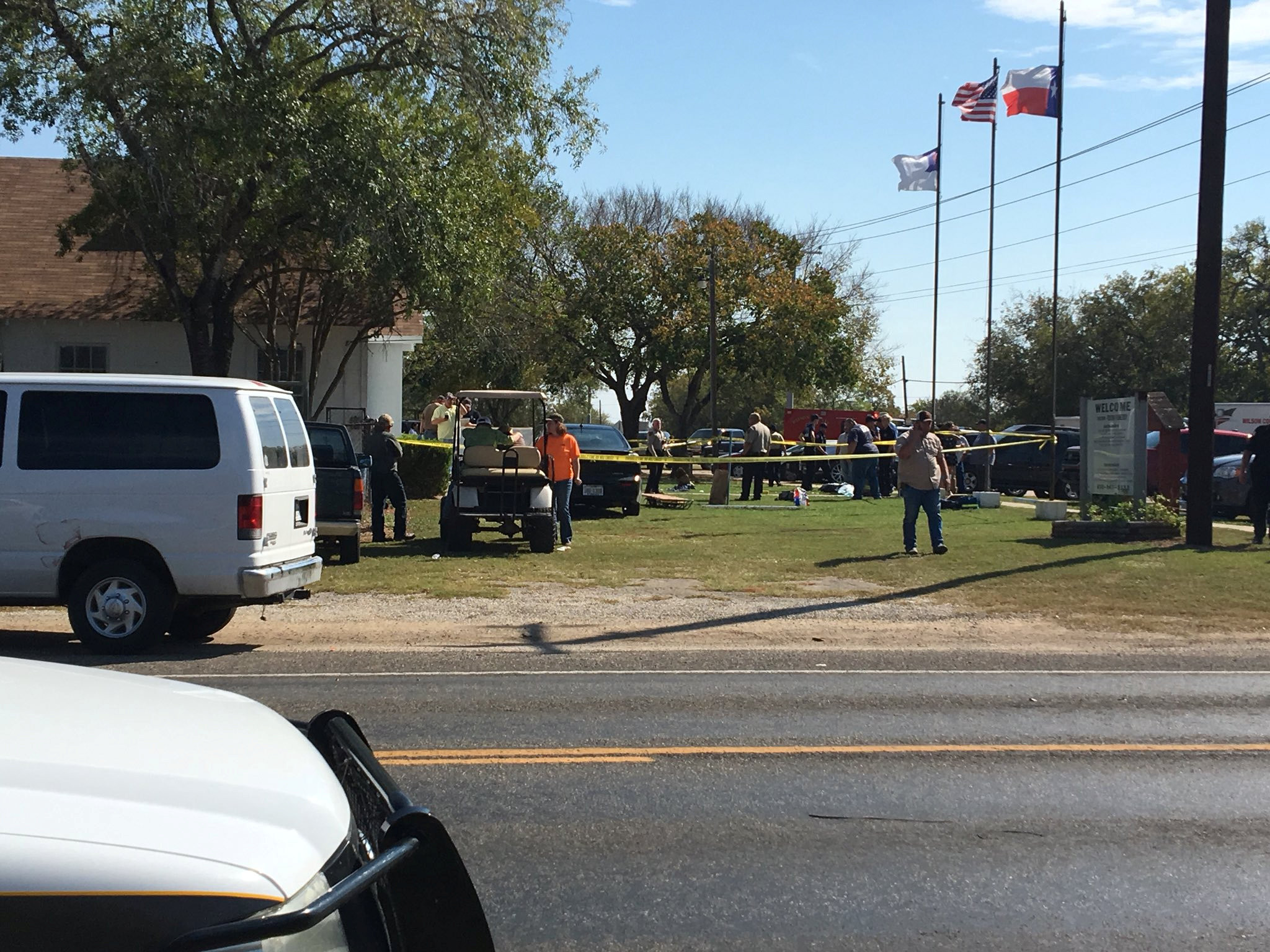 ▲美國德州聖安東尼奧（San Antonio）東南方城鎮薩瑟蘭泉（Sutherland Springs）第一浸信會教堂（First Baptist Church）發生槍擊血洗事件，CNN稱至少27人死亡。（圖／路透社）