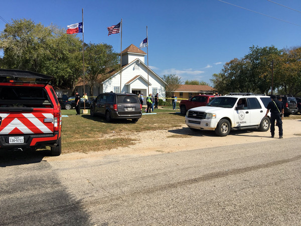 ▲美國德州聖安東尼奧（San Antonio）東南方城鎮薩瑟蘭泉（Sutherland Springs）第一浸信會教堂（First Baptist Church）發生槍擊血洗事件，CNN稱至少27人死亡。（圖／路透社）