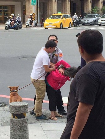 兒爬拖吊車搶機車，媽拉狗咬警扯衣。（圖／翻攝自爆料公社）