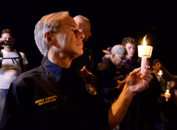 ▲得州州長點亮蠟燭，為罹難者和其家屬祈福。（圖／路透社）