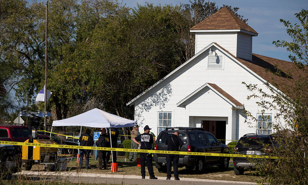 ▲美國德州一間教堂5日遭一名白人男性槍手大規模濫射。（圖／路透社）