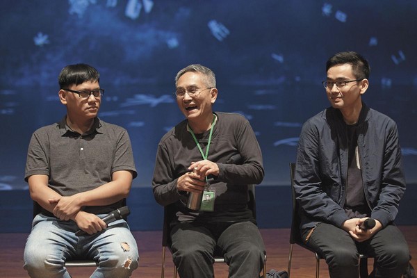 《關於島嶼》影像設計為周東彥（右），吟唱是今年以《椏幹》獲金曲年度專輯的桑布伊（左），皆為台灣新一代創作者，林懷民（中）笑說：「老人家歇歇腿，讓年輕人站起來。」