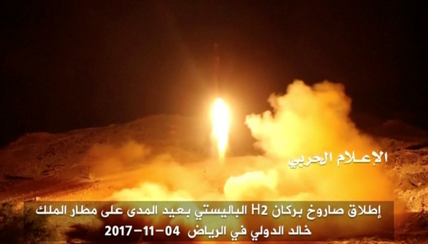 ▲▼葉門叛軍對沙烏地阿拉伯發射導彈。（圖／路透社）