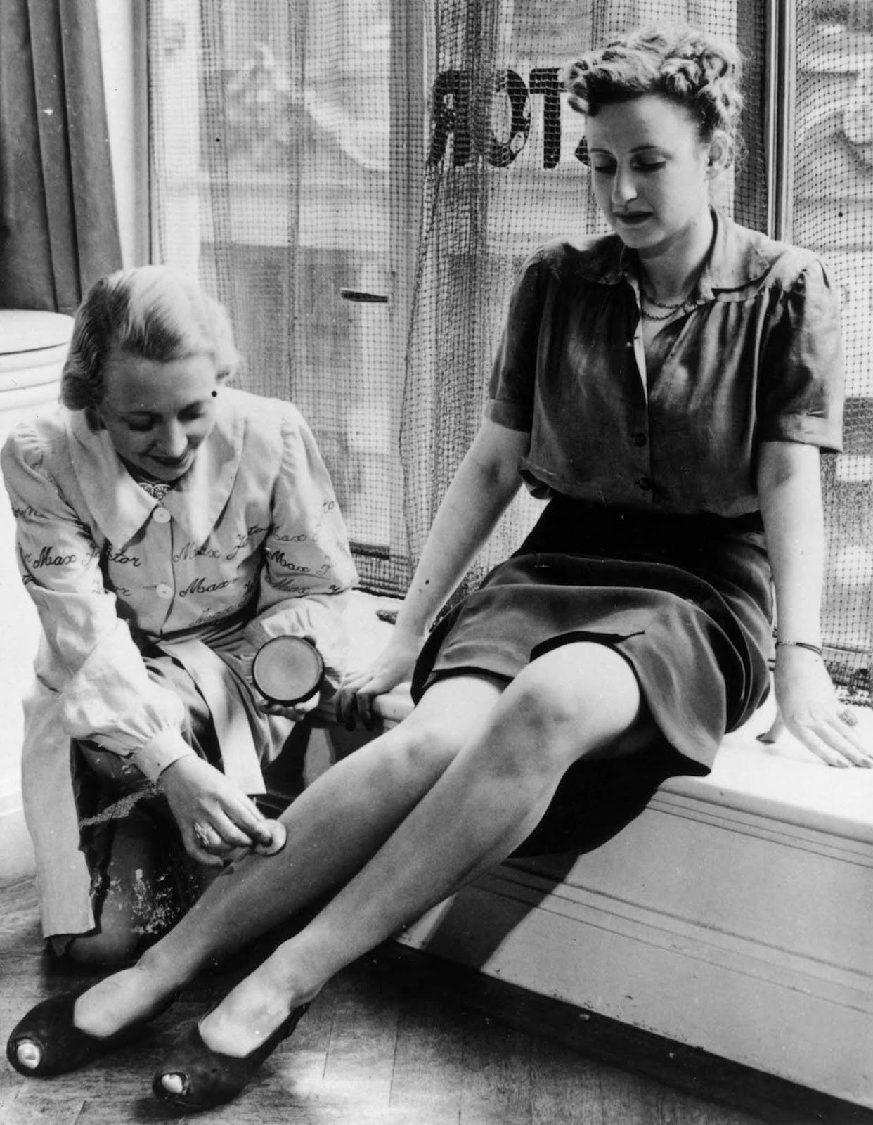 50年代美腿史！絲襪短缺，美女在雙腿間劃線…竟比真絲還誘人（圖／翻攝自rarehistoricalphotos）
