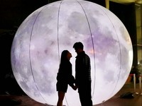 台南「巨大月球」拍浪漫剪影照　放閃新景點