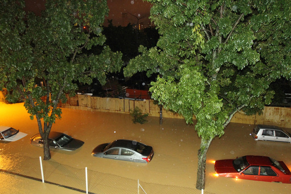 ▲▼馬來西亞檳城水災，汽車因泡水拋錨停在路中間。（圖／路透社）