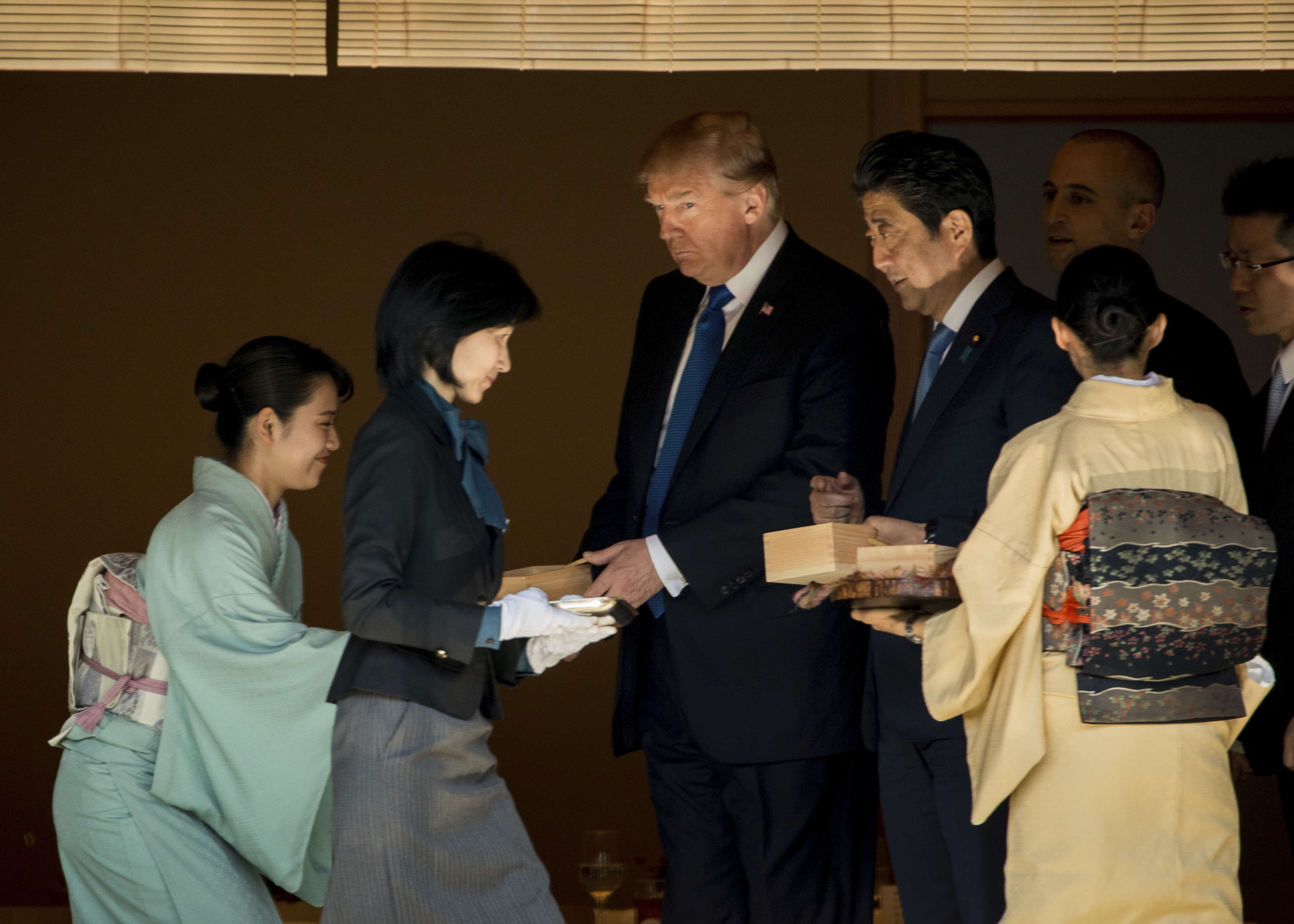 ▲美國總統川普（Donald Trump）與日本首相安倍晉三一同餵食錦鯉。（圖／達志影像／美聯社）