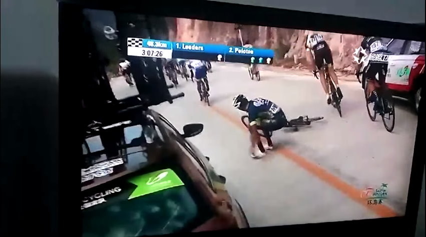 比賽被撞倒！陸25歲自行車手王鑫狂毆「瑞士隊」。（圖／翻攝「China Cycling」YouTube）
